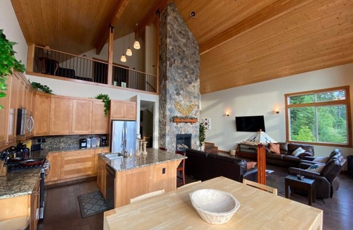 Cle Elum House | Amazing Views, Private lodge, Hot Tub and Sauna for a dreams vacation