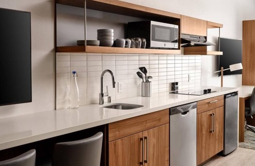 Anaheim Resort Hotel | Anaheim Stay Near Disneyland | 3 Units w/Kitchen & Pool Access | Pets Allowed