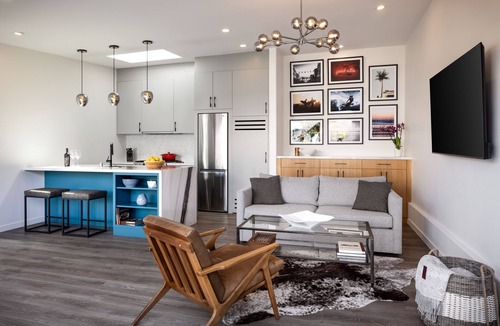 Miracle Mile House | Architecturally Designed Guest House (30 Day min)