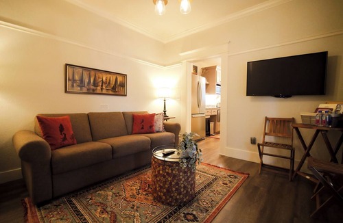 Siskiyou-Hargadine Historic District Apartment | Ashland Group Retreat! The RedTail Inn offers 3 full suites within one booking, sleeping up to 12. Great location for the Shakespeare Festival. Ample space for your large family or friend group.