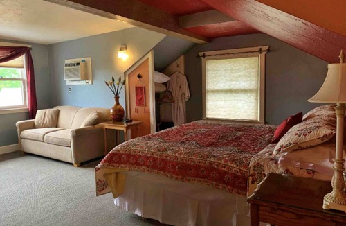 Siskiyou-Hargadine Historic District Bed & Breakfast | Ashland's Premier Eco-B&B: King Bed Suite with Mountain Views (Aerie)