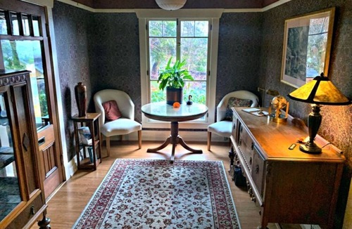 Siskiyou-Hargadine Historic District Bed & Breakfast | Ashland's Premier Eco-B&B: King Bed Suite with Mountain Views (Aerie)