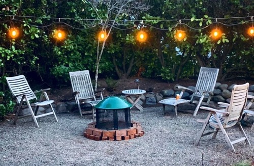 Siskiyou-Hargadine Historic District Bed & Breakfast | Ashland's Premier Eco-B&B: Dog-friendly King Bed Suite with Separate Entrance (Jardin)
