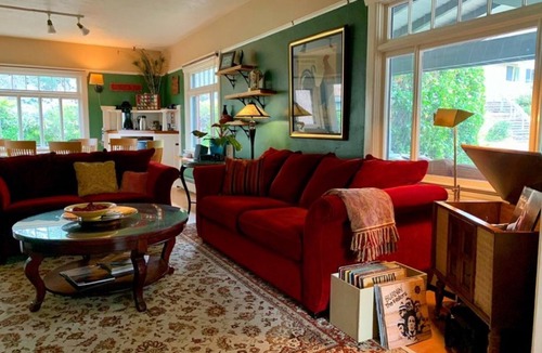 Siskiyou-Hargadine Historic District Bed & Breakfast | Ashland's Premier Eco-B&B: Dog-friendly Queen Bed Room with Separate Entrance (Rosette)