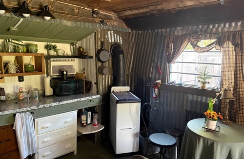 Cedarville House | Authentic Old West Escape at Settlers Rest