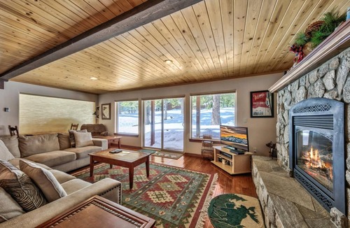 North Upper Truckee House | Available for the 4th and Celebrity Golf - Tahoe Chalet Downstairs living