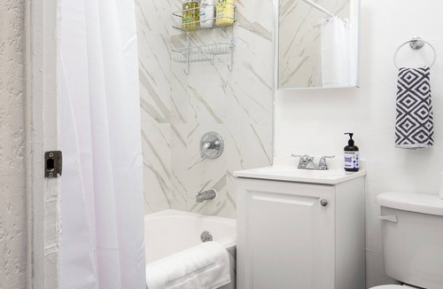 Westlake Apartment | Awesome studio with AC in vibrant Los Angeles