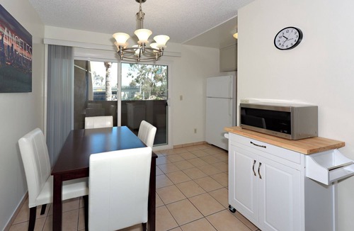 Palms Apartment | Bagley 210- Apartment with AC in charming Los Angeles
