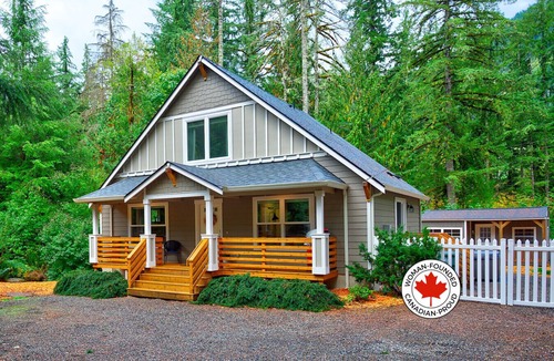 Warnick Cabin | Baker Bliss | Hot Tub · Fire Pit · Pet-Friendly · Mt. Baker Gateway