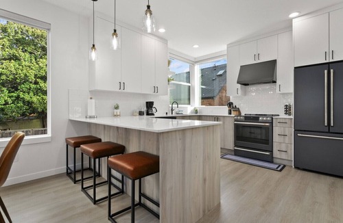 Whittier Heights Villa | Ballard Hangout - Arcade, Covered deck, Sleeps 10!