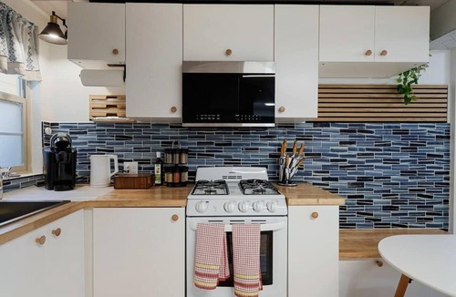 Sharp Park Apartment | Beach Block 2BR Retreat w/ Palm Courtyard Walk to Ocean Near SF