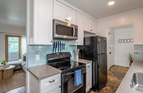 Marina Peninsula Condo | Beach Lover's Bliss 2 Blocks to Ocean in Venice: In-Unit Washer/Dryer+Parking