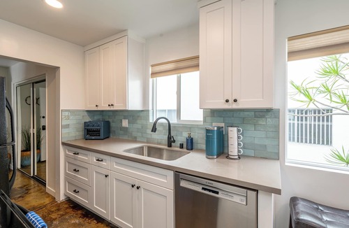 Marina Peninsula Condo | Beach Lover's Bliss 2 Blocks to Ocean in Venice: In-Unit Washer/Dryer+Parking
