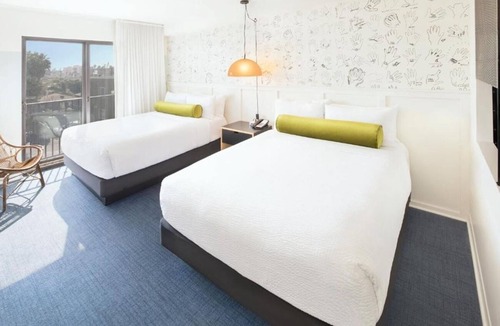 Venice Hotel | Beach Vibe: 2 Bedroom Urban Retreat | Heart of Venice | 1 min Walk to the Sand