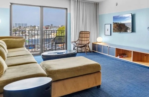 Venice Hotel | Beach Vibe: 2 Bedroom Urban Retreat | Heart of Venice | 1 min Walk to the Sand