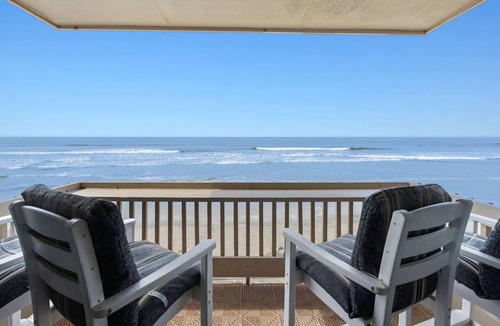 Townsite Condo | Beachfront cottage, Ocean & Sand Views. D20 North Coast Village