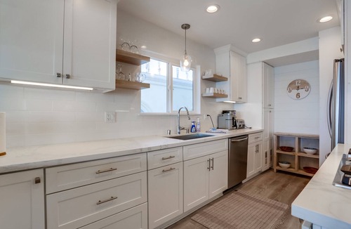 Townsite Condo | Beachfront Family Dream! On the strand in Oceanside - Pet friendly!