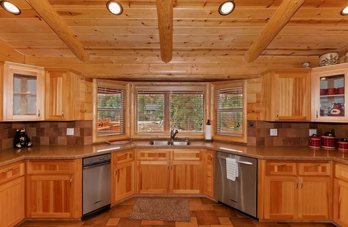 Castle Glen Estates Cabin | Bear Pause By Destination Big Bear: Castle Glen Estates Log Cabin Home! PET FRIENDLY! Fully Fenced! Pool Table! HOT TUB! Boarders Eagle Preserve!