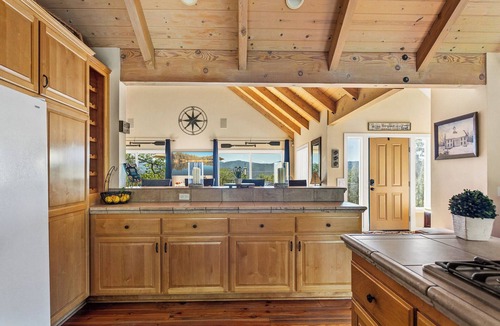 Lake Arrowhead House | Bearfoot Lodge Near Hiking & Skiing!