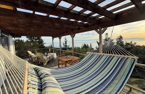 Friday Harbor Cabin | Beautiful 1-bedroom cabin overlooking Haro Strait with views of Victoria, BC