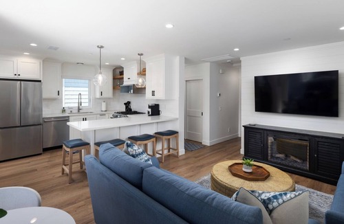 West Newport Apartment | Beautiful 2-BDR apartment on Newport Island with AC & Garage parking