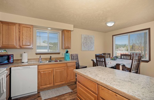 Spokane Valley Apartment | Beautiful 2BR APT 1 ⭑ Balcony ⭑ Free Parking ⭑ K-Cup ⭑ Near Attractions