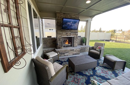 Greenacres House | Beautiful 3 bed+den, 3bath huge home on the Spokane River and Centennial Trail