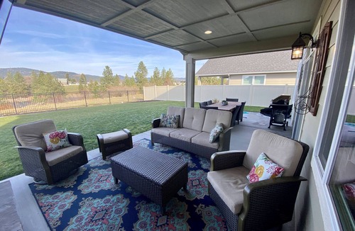 Greenacres House | Beautiful 3 bed+den, 3bath huge home on the Spokane River and Centennial Trail