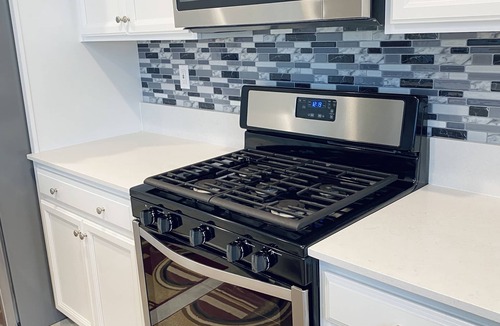 Ripon House | Beautiful 4 Bedroom Home with Gated Backyard Patio: Ripon