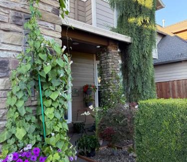 Vancouver House | Beautiful 4BR Home in E Vancouver 30 Plus Day Stays Near PDX Costco Hospitals