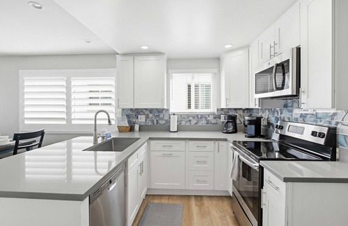 Central Mission Beach House | Beautiful Bayfront views! Townhome for family fun