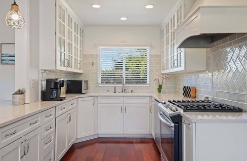 Toro Canyon House | Beautiful Bella Luna, near the beach, Sleeps 8 with Jacuzzi and Firepit!