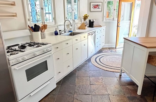 Mar Vista Cottage | Beautiful bright Spanish style house in Venice with modern furniture