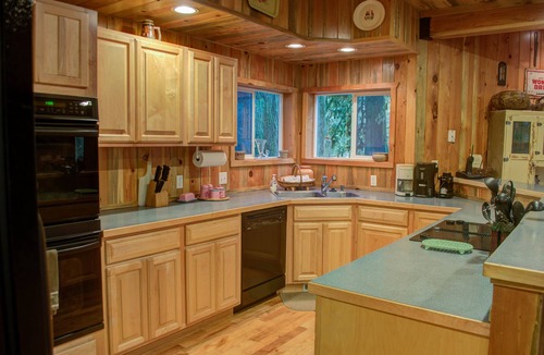 Zigzag Cabin | Beautiful custom home, 3 bedrooms, 3 bath, hot tub, pet friendly !