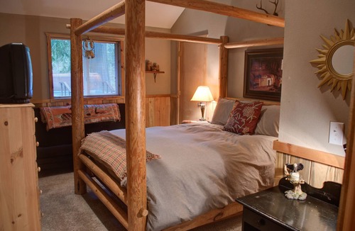 Zigzag Cabin | Beautiful custom home, 3 bedrooms, 3 bath, hot tub, pet friendly !