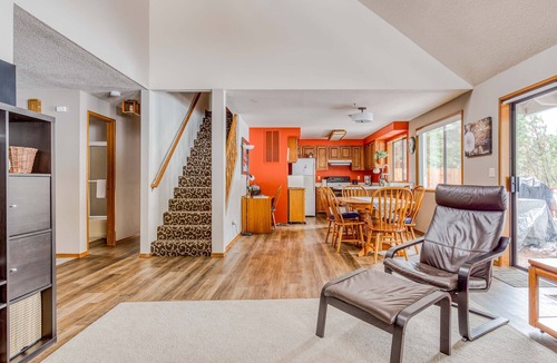 Welches House | Beautiful golf-course-view home with pool & tennis access, private hot tub & W&D