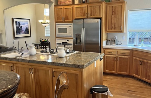 St. Helena House | Beautiful Home Walking Distance St Helena and Meadowood resort privileges.