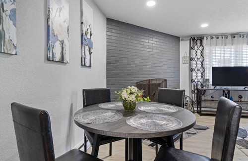 South Westside Apartment | Beautiful remodeled 2 bedroom, walking distance from Downtown with AC