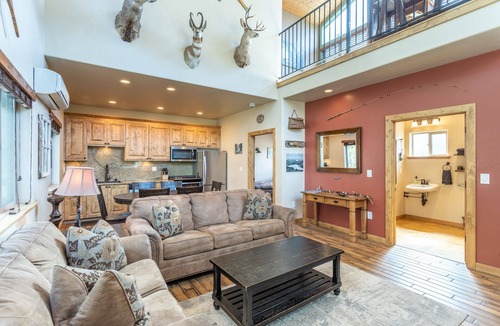 Old Station Cabin | Beautiful retreat on Hat Creek, Fire Pits ,Fishing, 15 min to Lassen park