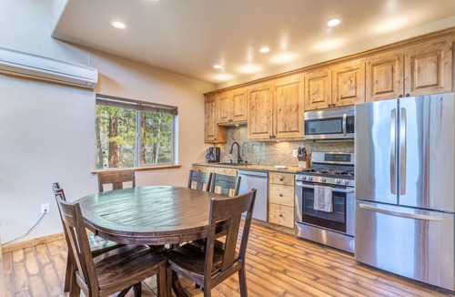 Old Station Cabin | Beautiful retreat on Hat Creek, Fishing, Firepits, 15 Min Drive to Lassen Park
