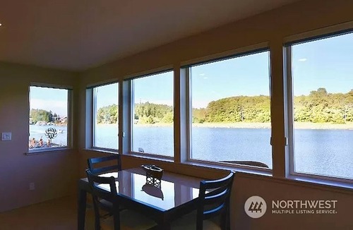 La Conner House | Beautiful Waterfront home right on the Swinomish Channel