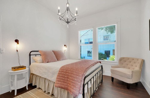 Jackson House | Beautifully Updated Victorian 2 blocks from Historic Main Street!