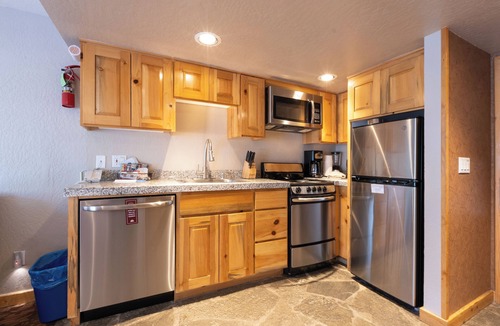 Olympic Valley Hotel | Best Value | 1 Bedroom Suite | Full Kitchen | Outdoor Spa Tub | Free Parking