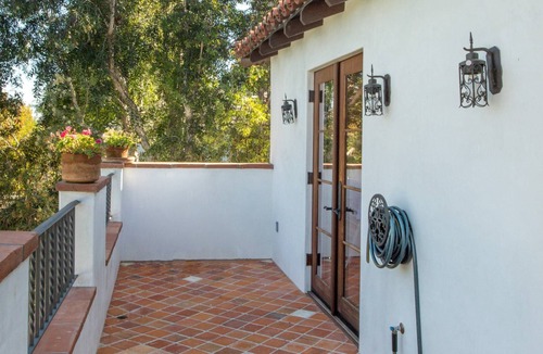 The Flats House | BEVERLY HILLS GLATT KOSHER ESTATE W/POOL, FAMILY AND PET FRIENDLY