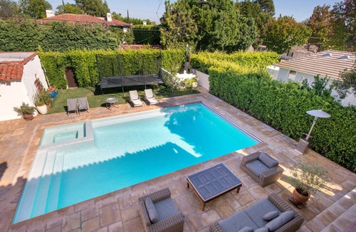The Flats House | BEVERLY HILLS GLATT KOSHER ESTATE W/POOL, FAMILY AND PET FRIENDLY
