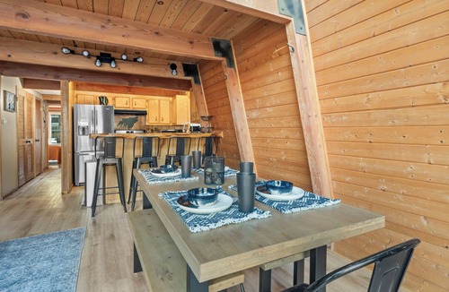 Big Bear City Cabin | Big Bear Lake 2 Miles Hottub Arcade Games Poker Firepit BBQ