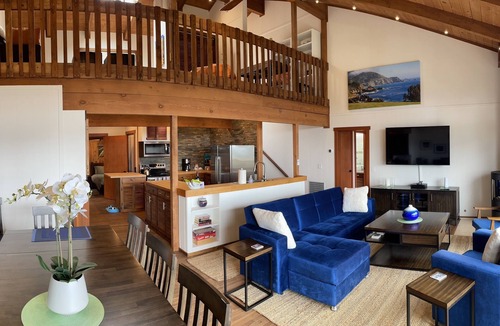 Northeast Carmel House | Big Sur-Style Lodge in Carmel - PANORAMIC VIEWS! Hot-Tub, Game Room/Pool & Dogs