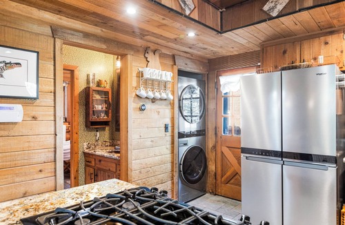 Fawnskin House | Big Tree Lodge | Cozy Cabin w/Firepit, Piano Bar & Deck