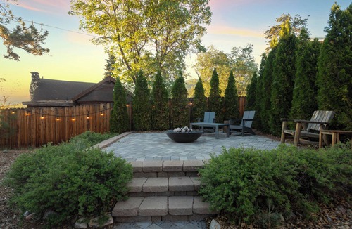 Fawnskin House | Big Tree Lodge | Cozy Cabin w/Firepit, Piano Bar & Deck