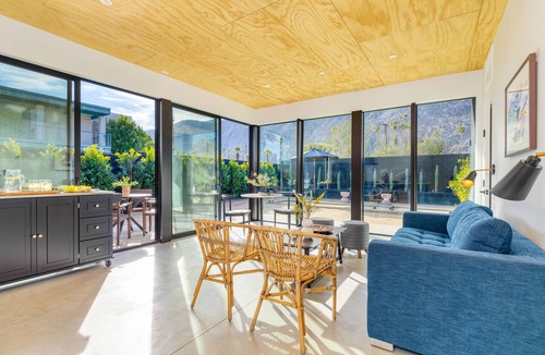 Downtown Palm Springs Hotel | Blackhaus B Suite by AvantStay | Modern Spaces